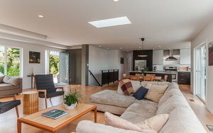 纳奈莫海景 - Listing! 2850 Cosgrove Cres 现代风格,全面翻新,纳奈莫海景