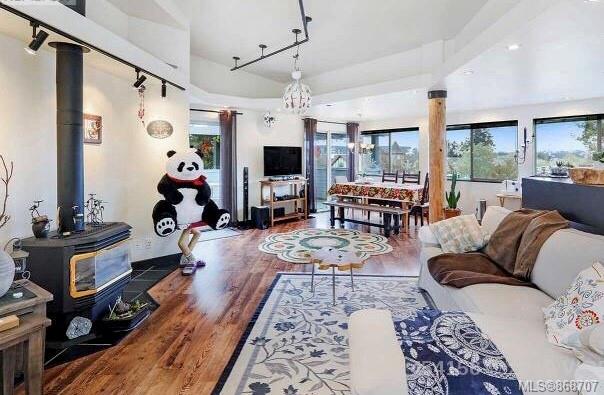 Just Sold! 温哥华岛Qualicum Beach市中心商业居住两用物业隆重上市 2 商业居住混合物业 - Just Sold! 温哥华岛Qualicum Beach市中心商业居住两用物业隆重上市