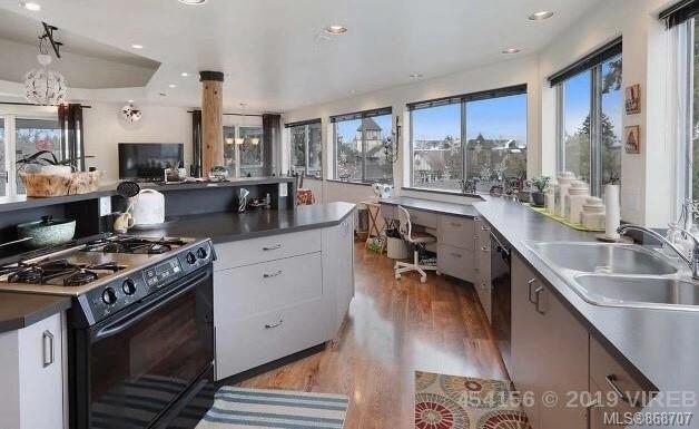 Just Sold! 温哥华岛Qualicum Beach市中心商业居住两用物业隆重上市 3 商业居住混合物业 - Just Sold! 温哥华岛Qualicum Beach市中心商业居住两用物业隆重上市